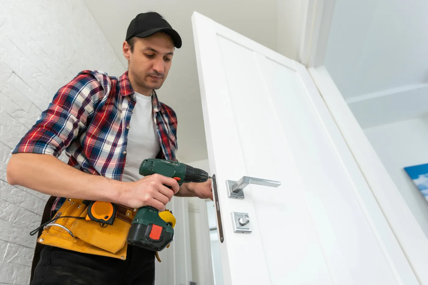 Serrurier installant une serrure sur une porte d'entrée à Courbevoie (92400)