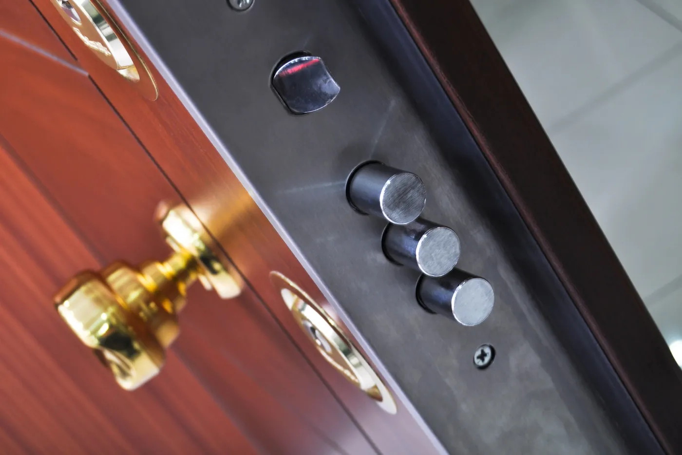 Pênes d'une serrure multipoints sur une porte blindée à Courbevoie
